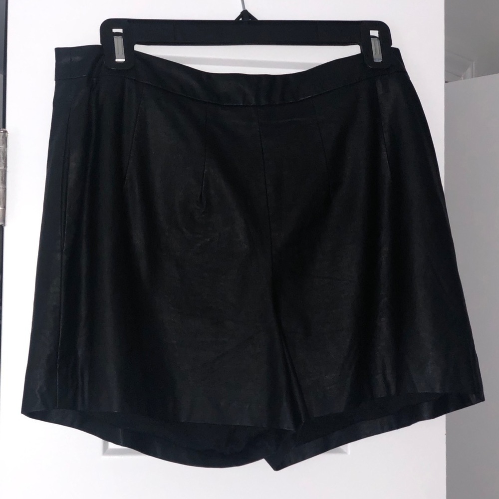 𝅺Faux Leather black shorts size small